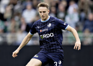 Randers FC's Daniel Høegh og Viborgs Anosike Ementa i superligakampen mellem Viborg FF og Randers FC på Energi Viborg Arena, søndag den 28. april 2024.