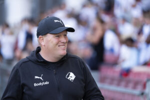 Rasmus Berthelsen på sidelinjen for Randers FC.