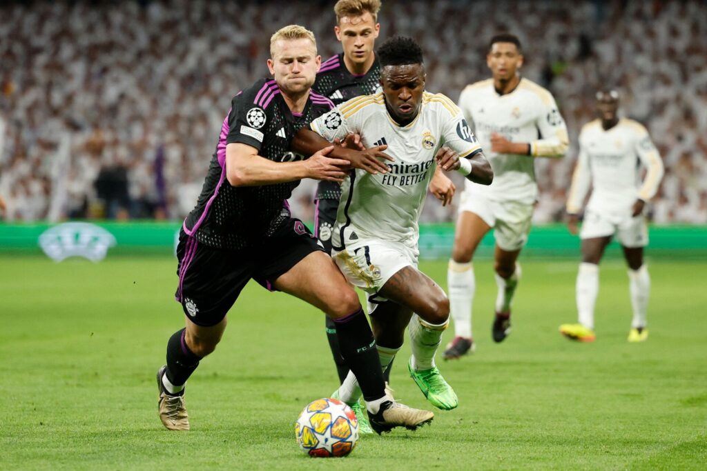 Matthijs de Ligt og Vinicius Junior i kamp om bolden under opgøret mellem Real Madrid og Bayern München i Champions League.
