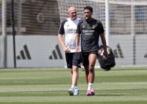Jude Bellingham har det varmt under en af Real Madrids træningspas.