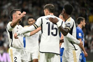 Real Madrid-spillere fejrer Federico Valverdes scoring mod Deportivo Alavés i LaLiga.