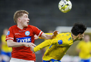 Andreas Poulsen i duel med Brøndbys Suzuki.