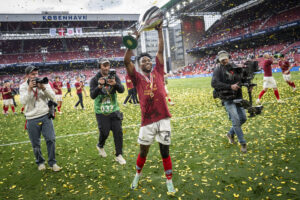 Lubambo Musonda fejrer pokaltriumfen med Silkeborg IF.