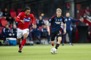 Magnus Mattsson fører bolden frem mod Silkeborg IF.