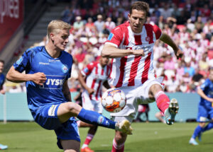 Jakob Ahlmann i kamp for AaB mod Silkeborg IF.