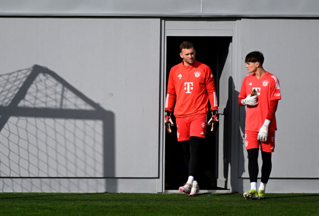 Daniel Peretz på vej ud til en Bayern München-træning.