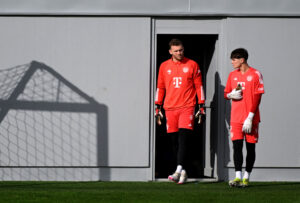 Daniel Peretz på vej ud til en Bayern München-træning.