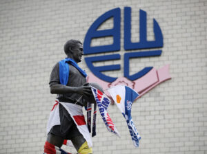 Boltons logo med statue foran