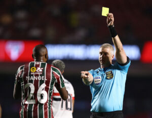 De gule kort kan hurtigt komme til at sidde løst ved sommerens EM-slutrunde.