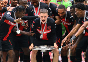 Bayer Leverkusens Florian Wirtz med Bundesliga-trofæet i hånden
