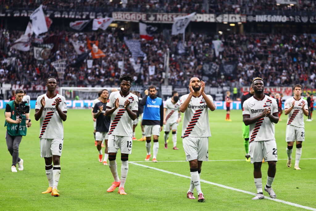 Bayer Leverkusen takker klubbens fans efter endnu en sejr.
