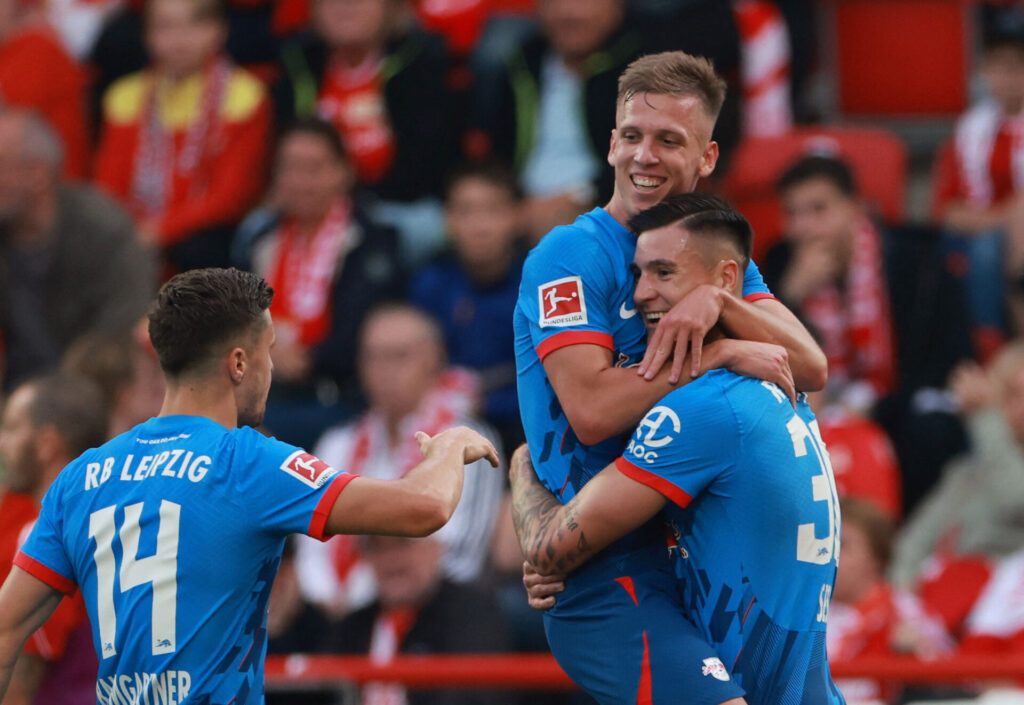 Dani Olmo og Benjamin Sesko fejrer en scoring for RB Leipzig mod Union Berlin i Bundesligaen.