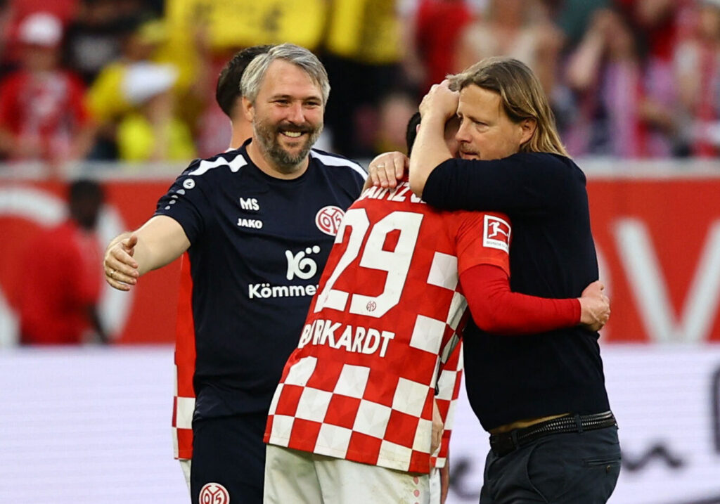 Henriksen og Mainz-spiller krammer efter sejren over Dortmund