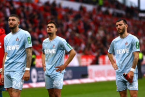 FC Köln spillere ærgrer sig.
