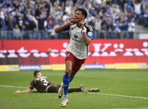 Robert Glatzel fejrer sin scoring for HSV imod St. Pauli.