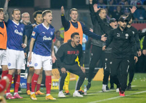 Holstein Kiels spillere appellerer ude på bænken mod Düsseldorf