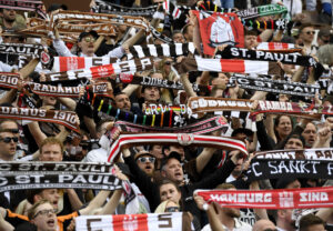 St. PAulis fans jubler med halstørklæder