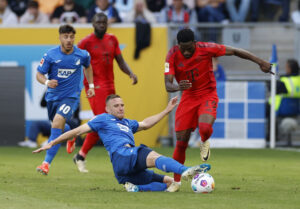 Alphonso Davies for Bayern München under kampen mod TSG Hoffenheim i Bundesligaen.