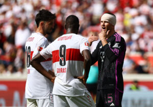 Serhou Guirassy i kamp for Stuttgart mod Bayern München i Bundesligaen.