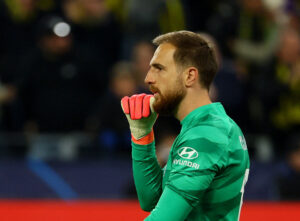 Jan Oblak koncentrerer sig om at holde buret rent.