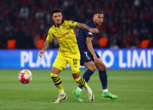 Dortmunds Jadon Sancho i aktion med PSG's Kylian Mbappé i Champions League.