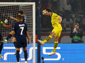 Mats Hummels sætter panden på en bold mod PSG