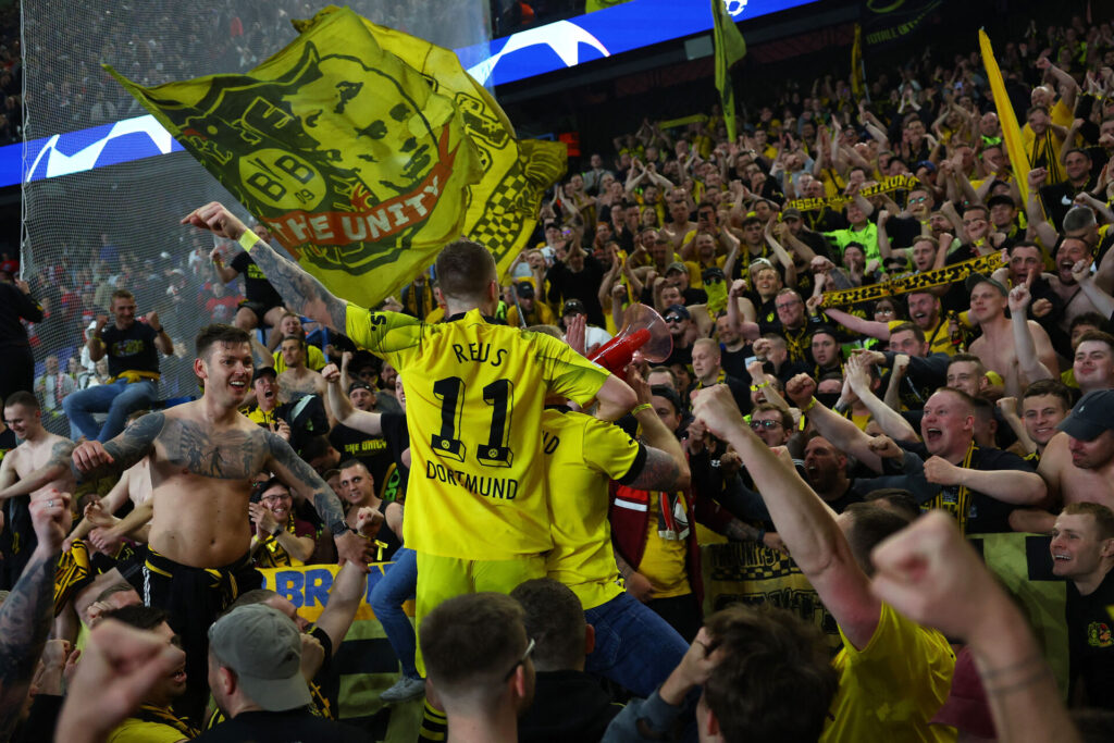 Marco Reus jubler sammen med Dortmunds fans.