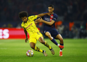 Karim Adeyemi og Achraf Hakimi i direkte duel.