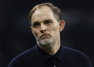 Thomas Tuchel kigger skævt i mørkt tøj efter Bayerns kamp mod Real Madrid