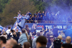 Kieran McKenna og Ipswich fejrer oprykningen til Premier League.