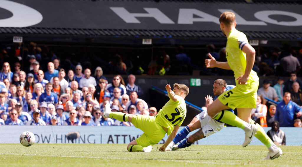 Huddersfield indkasserer et mål mod Ipswich i den sidste spillerunde af Chmapionship.
