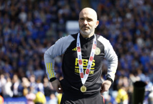 Leicester Citys manager, Enzo Maresca, efter med Championship-guldmedalje om halsen.