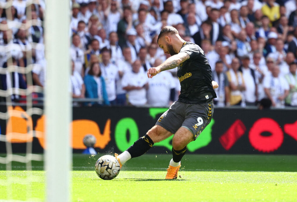 Adam Armstrong skyder Southampton på vej mod Premier League med sin scoring imod Leeds på Wembley.