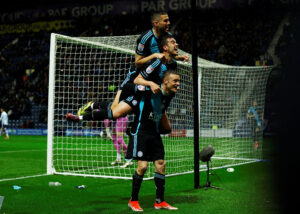 Jamie Vardy fejrer oprykningen til Premier League sammen med sine holdkammerater.