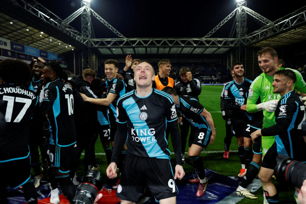Jamie Vardy fejrer at have vundet Championship sammen med resten af Leicester.