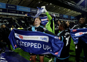 Kiernan Dewsbury-Hall fejrer Leicesters mesterskab efter kampen imod Preston North End