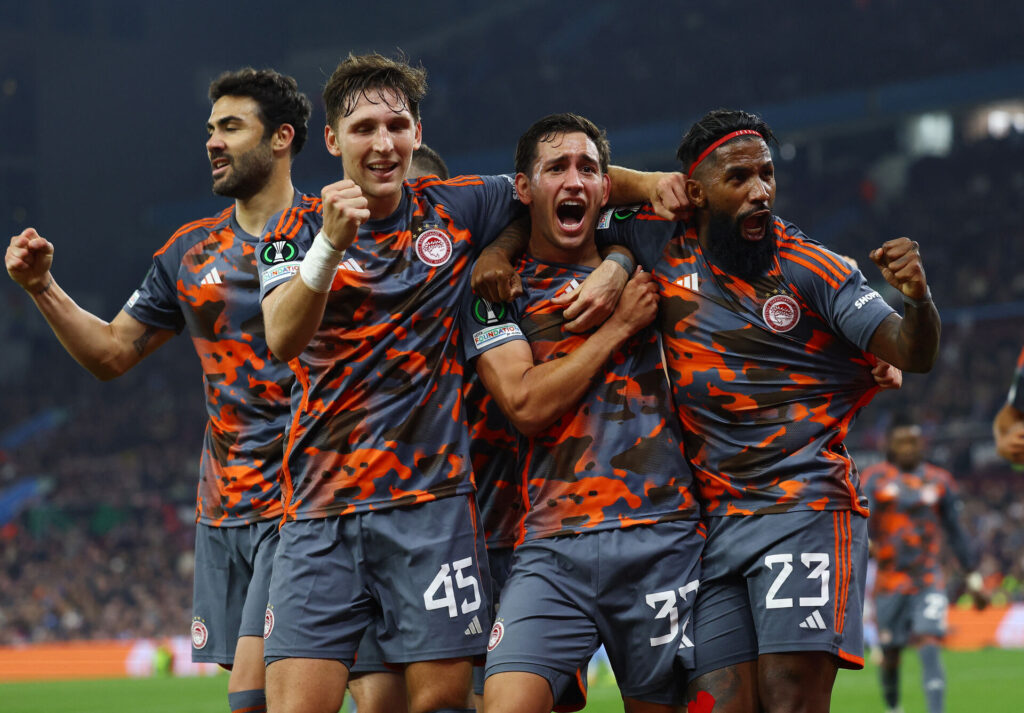 Olympiacos fejrer en scoring imod Aston Villa.