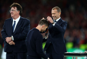 Xabi Alonso modtager sin sølvmedalje efter Europa League-finalen imellem Atalanta og Bayer Leverkusen.