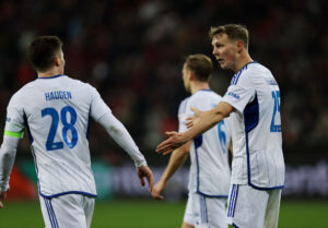 Anders Hagelskjær i dialog med sin holdkammerat i Molde FK, Sigurd Haugen.