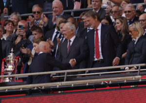 Sir Jim Ratcliffe på Wembley under Manchester Uniteds FA Cup-finale mod Manchester City.