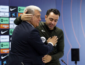 Joan Laporta og Xavi på pressemødet, hvor det blev offentliggjort, at FC Barcelona-træneren fortsætter efter denne sæson.