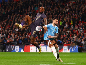 Zeno Debast i duel med Ivan Toney i landskampen mellem England og Belgien.