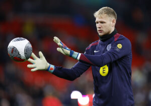 Arsenals Aaron Ramsdale varmer op til venskabskampen mellem England og Brasilien.