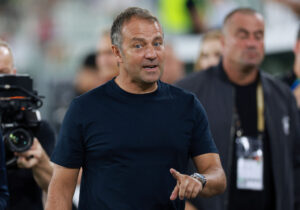 Hansi Flick på sidelinjen for Tyskland.