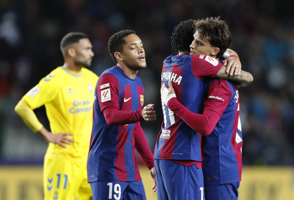 Barcelonas spillere omfavner hinanden efter en scoring mod Cadiz i LaLiga
