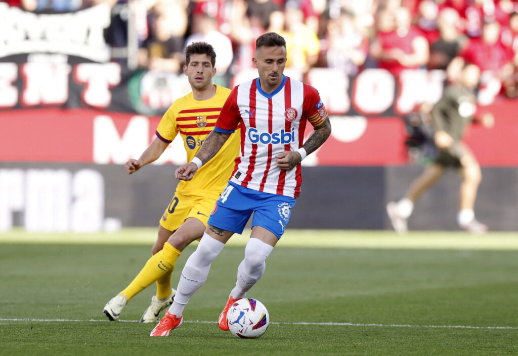 Gironas Aleix Garcia i aktion med FC Barcelonas Sergi Roberto i LaLiga.