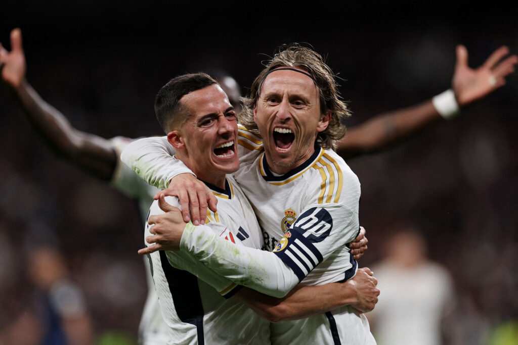 Luka Modric og Lucas Vazquez fejrer en scoring i kampen mellem Real Madrid og Sevilla i LaLiga.