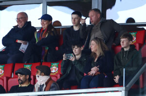 Steve Cooper på lægterne til Wrexhams kamp imod Mansfield Town.