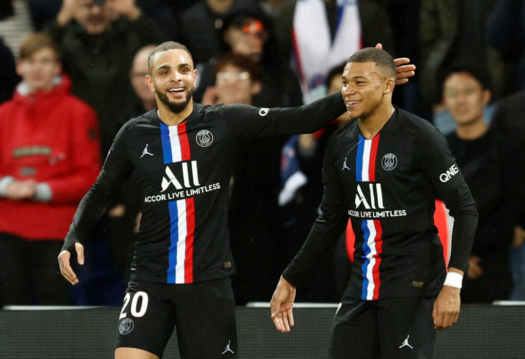 PSG's Layvin Kurzawa og Kylian Mbappé.