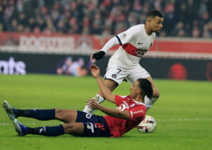 Kylian Mbappé dribler forbi Leny Yoro i Ligue 1-kampen mellem PSG og LOSC Lille.
